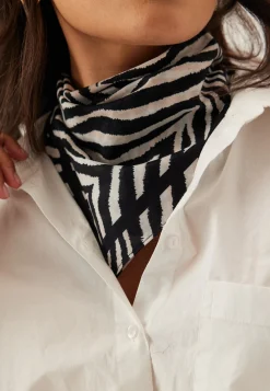 Vmlesley Scarf